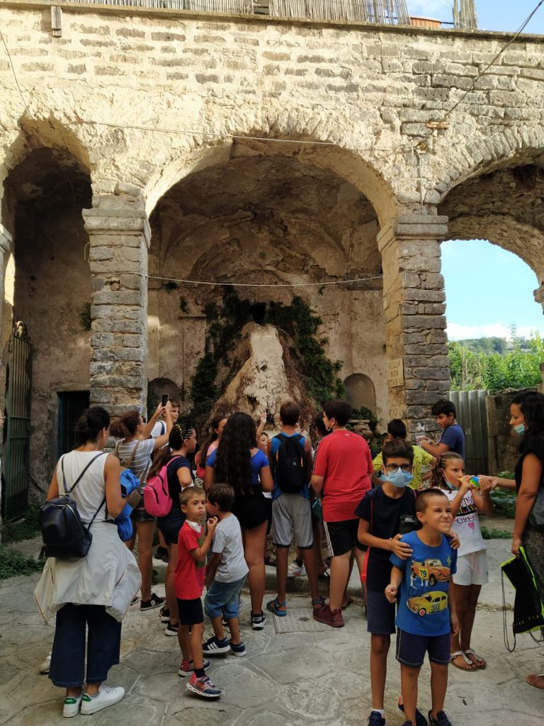 Kids from the Merende Itineranti project walking and discovering 